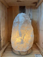 Grijze Himalaya zoutlamp 6-8 kg aan, met grijswitte zoutsteen op houten voet