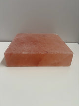 Vierkante Himalaya zoutsteen kook- en serveerplaat van roze natuursteen. Geschikt voor grillen, bakken en stijlvol serveren van vlees, vis, groenten of desserts. Te gebruiken warm op BBQ of koud uit koelkast/vriezer. Geeft gerechten een subtiele, natuurlijke zoutsmaak.