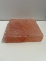 Vierkante Himalaya zoutsteen kook- en serveerplaat van roze natuursteen. Geschikt voor grillen, bakken en stijlvol serveren van vlees, vis, groenten of desserts. Te gebruiken warm op BBQ of koud uit koelkast/vriezer. Geeft gerechten een subtiele, natuurlijke zoutsmaak.