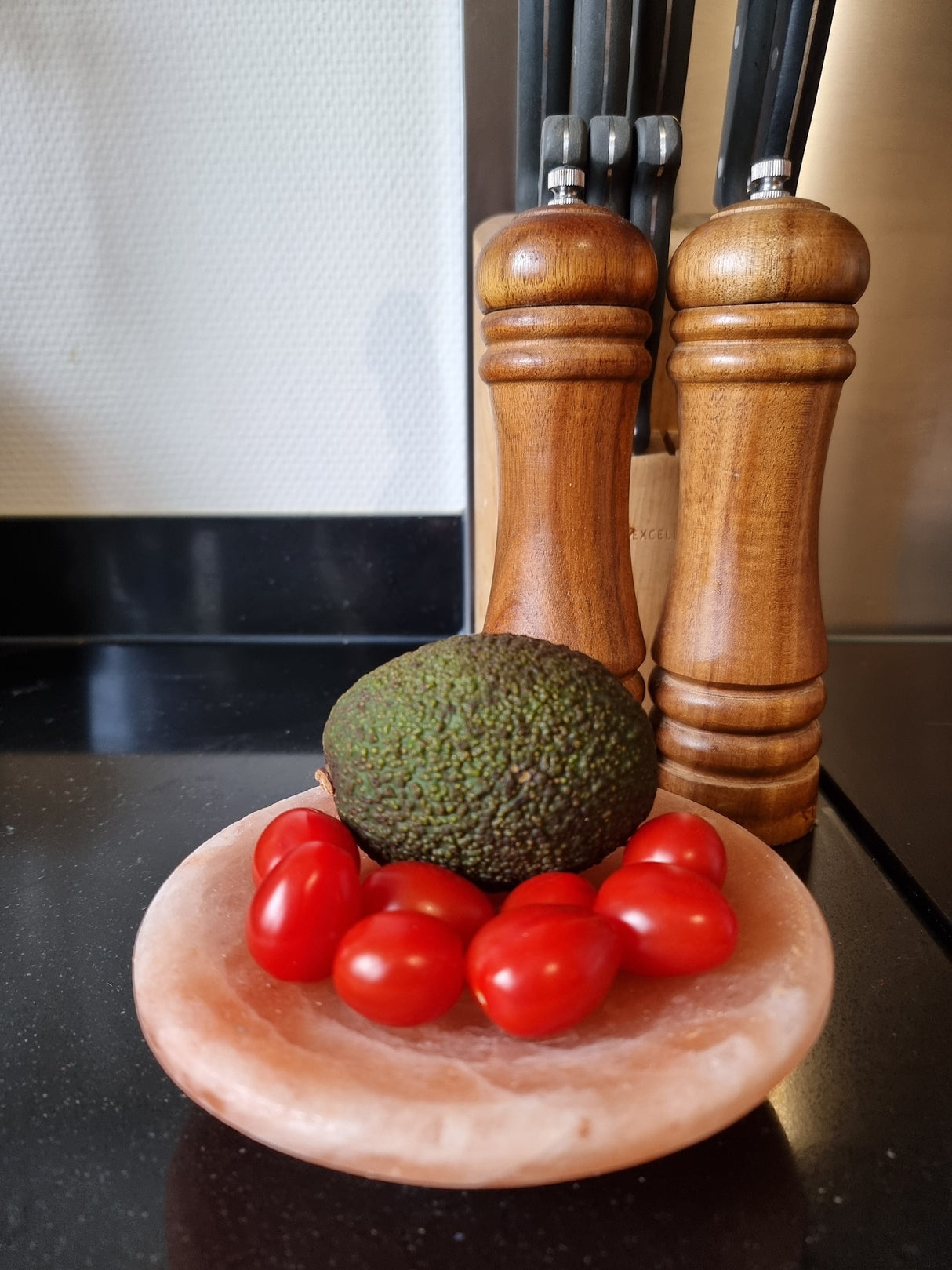 Handgemaakt rond Himalaya zoutsteen serveerschaaltje van 15 cm, ideaal voor stijlvolle presentatie en subtiele zouttoevoeging