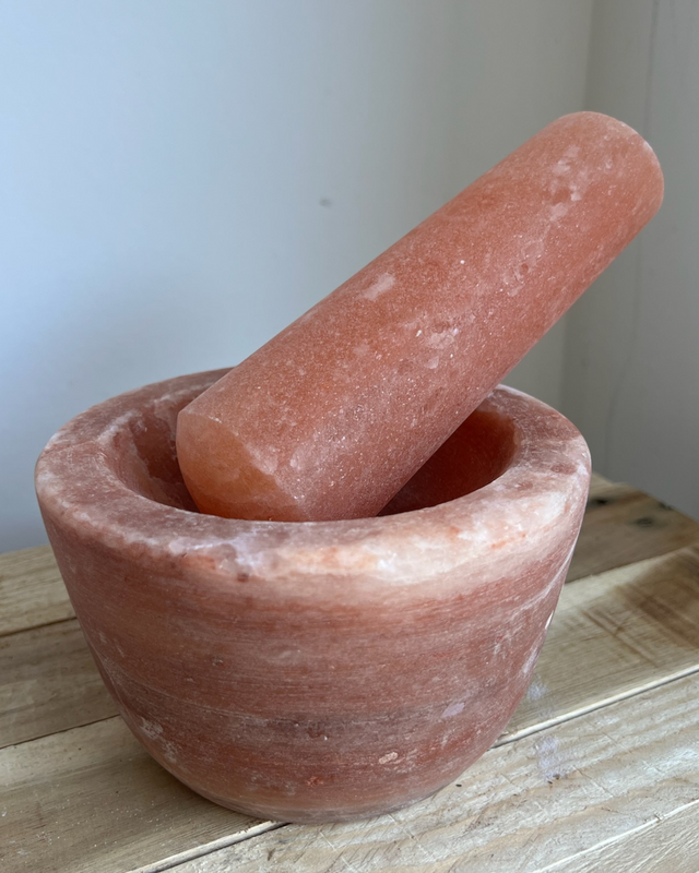 Handgemaakte Himalaya zoutsteen vijzel met stamper, ideaal voor het malen van kruiden en stijlvol op elk aanrecht