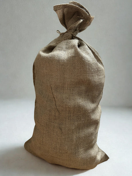 Ruwe Himalaya zoutsteenbrokken van 2–5 cm in een duurzame jute zak, ideaal voor luchtzuivering en decoratie in huis of wellnessruimtes