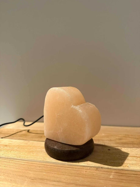 Himalaya USB zoutlamp in roze hartvorm met rustgevend warm licht en draagbare USB-aansluiting.