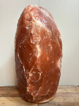 Himalaya XL zoutlamp donker 100–120 kg op houten voet met natuurlijke donkere tint