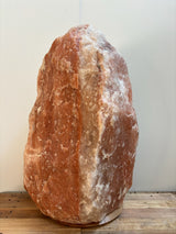 Himalaya XL zoutlamp donker 120–140 kg op houten voet met natuurlijke roodbruine tint