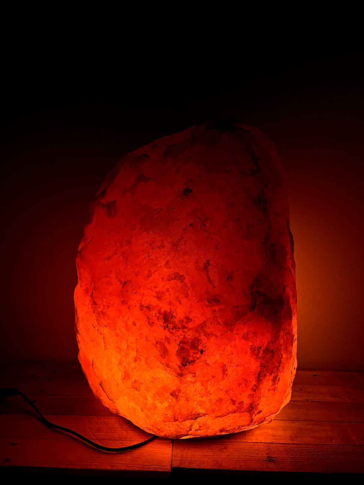 Himalaya XL zoutlamp donker 80–90 kg met warme diepe oranje-rode gloed