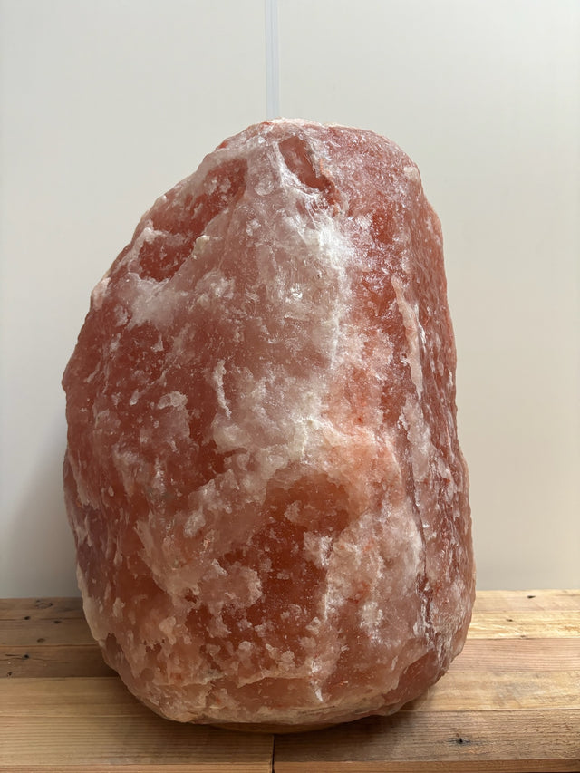 Himalaya XL zoutlamp donker 80–90 kg met natuurlijke donkere tint op houten voet