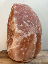 Himalaya XL zoutlamp licht 120–140 kg op houten voet met natuurlijke amberkleur