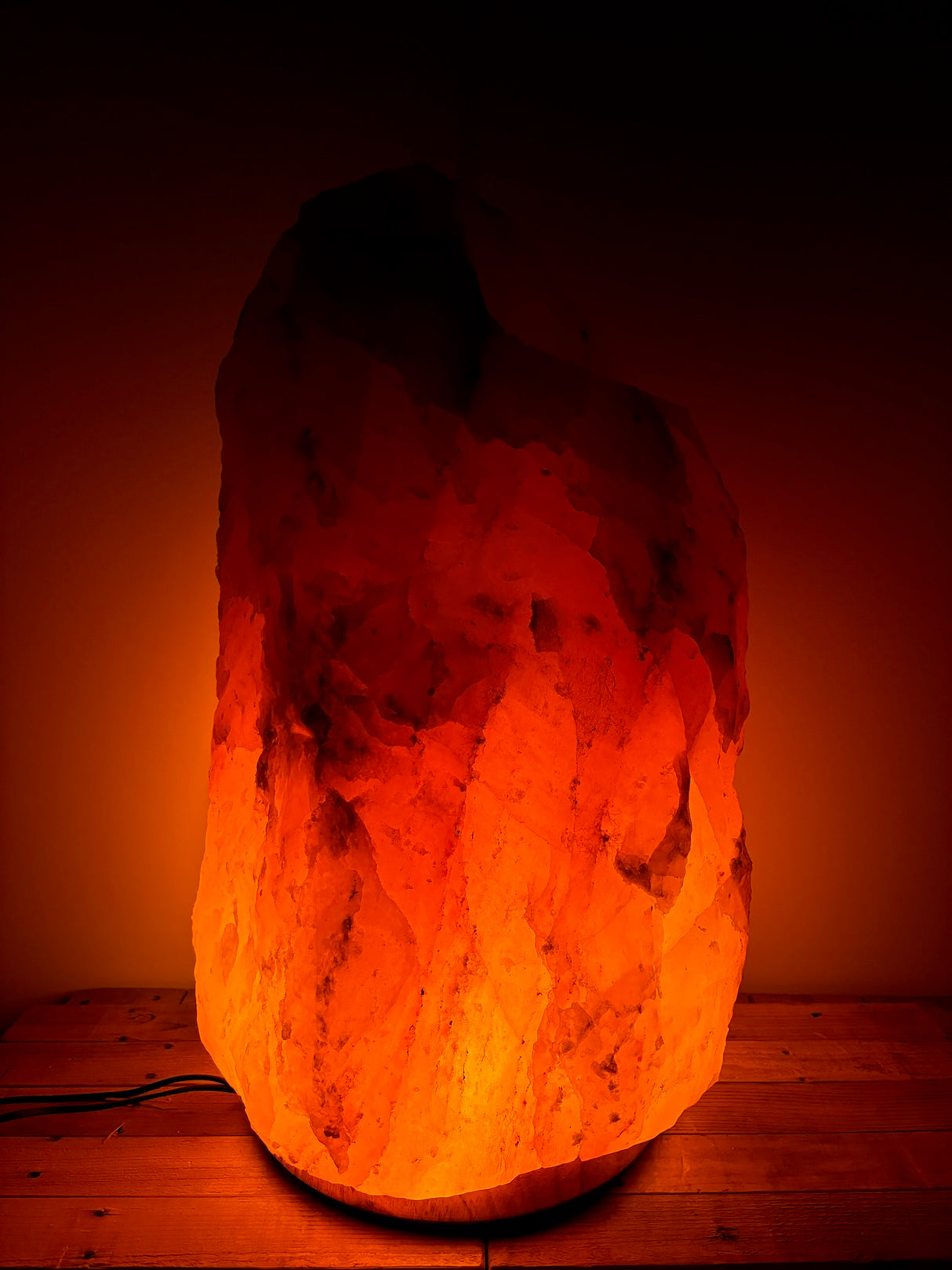 Himalaya XL zoutlamp licht 90–100 kg op houten voet met natuurlijke kleur