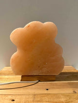 Himalaya zoutlamp in 3D beer vorm met warme gloed en houten voet
