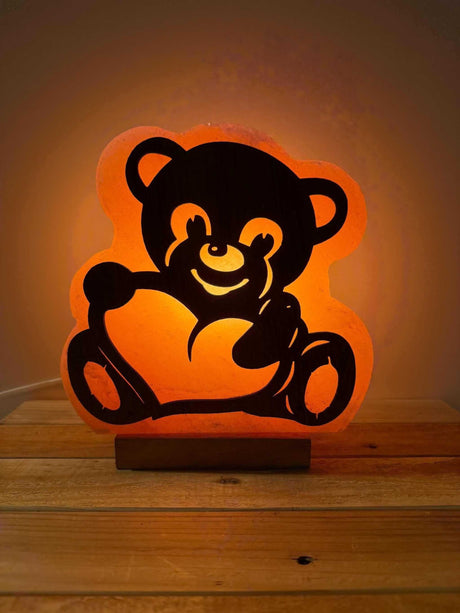 Handgemaakte Himalaya zoutlamp in beer 3D vorm met warme gloed en houten voet