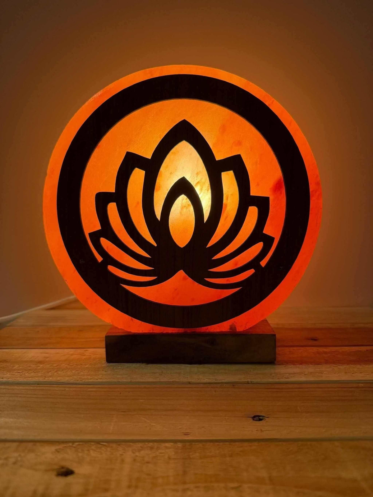 Himalaya zoutlamp in 3D bloemvorm met warme gloed en houten voet, inclusief kabel en reserve lampje