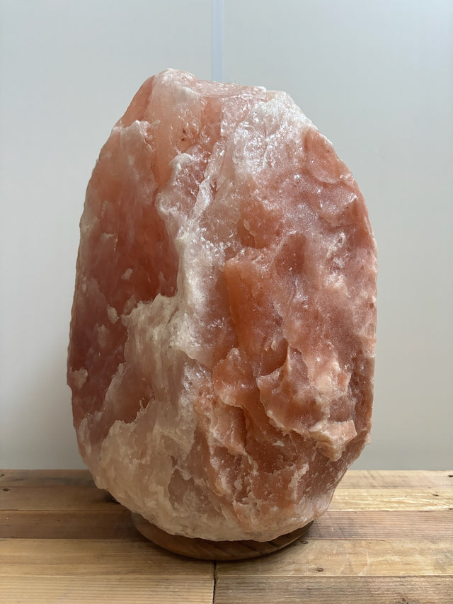 Donkere Himalaya zoutlamp 45–50 kg met diepe tinten op stevige houten voet