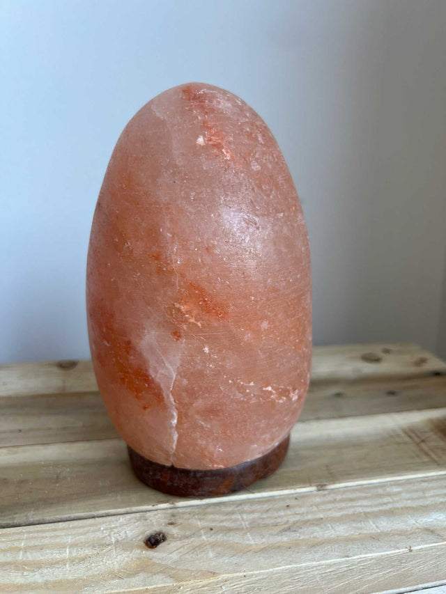 Himalaya Zoutlamp ei-vormig met warme gloed, houten voet, en kabel met reservelampje