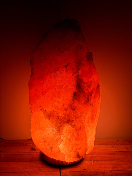 Lichte Himalaya zoutlamp 40–45 kg met zachte gloed op stevige houten voet