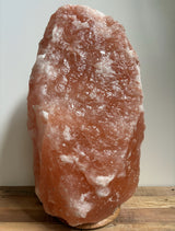 Lichte Himalaya zoutlamp 40–45 kg in natuurlijke roze tint op stevige houten voet