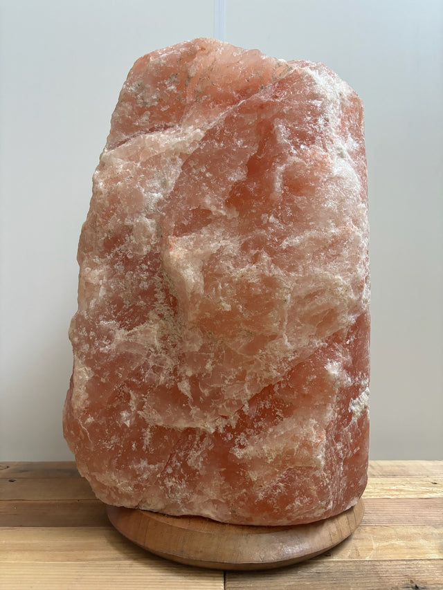  Lichte Himalaya zoutlamp 45–50 kg in natuurlijke roze tint op stevige houten voet