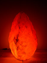  Lichte Himalaya zoutlamp 50–60 kg met zachte warme gloed op stevige houten voet