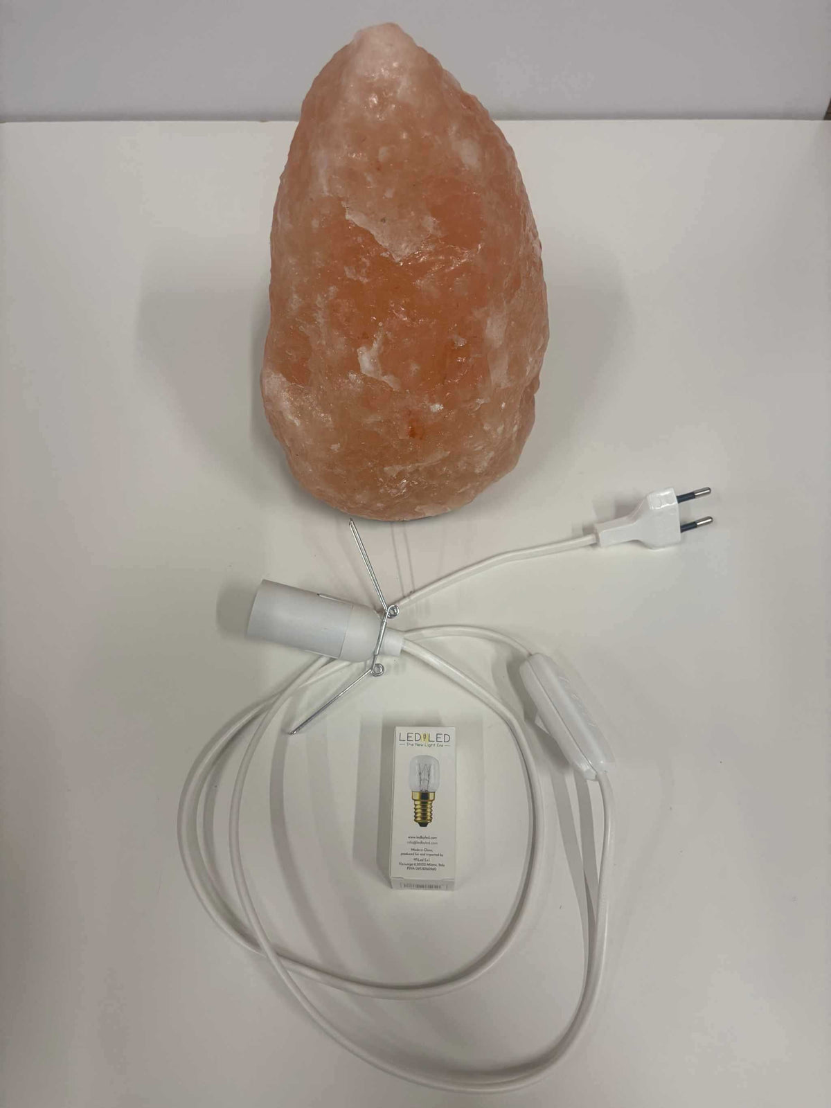 Detailfoto van roze Himalaya zoutlamp 2-3 kg met houten voet en snoer