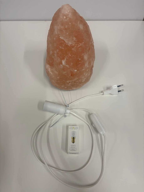 Detailfoto van roze Himalaya zoutlamp 2-3 kg met houten voet en snoer