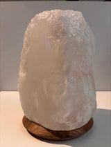 Witte Himalaya zoutlamp 12-15 kg met houten voet, snoer en lampje voor sfeervolle verlichting in grotere ruimtes