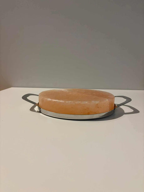 Ronde Himalaya zoutsteen kook- en serveerplaat met RVS frame voor BBQ en oven gebruik
