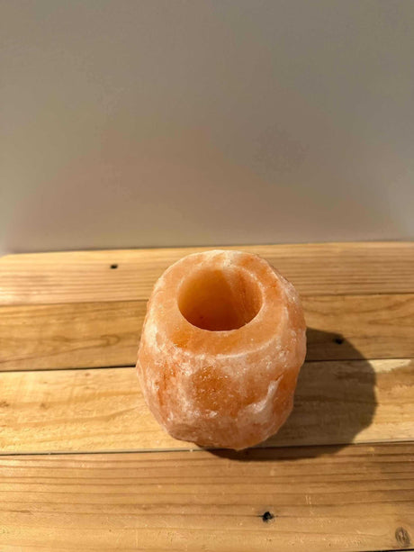 Handgemaakte natuurlijke zoutsteen waxinelichthouder rood met warme oranje gloed en siliconen voetjes