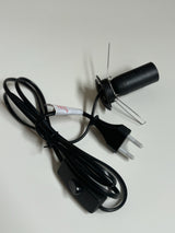 Zwarte stroomkabel met E14 fitting en aan/uit-schakelaar, ideaal voor het aansluiten van Himalaya zoutlampen en kleine armaturen.